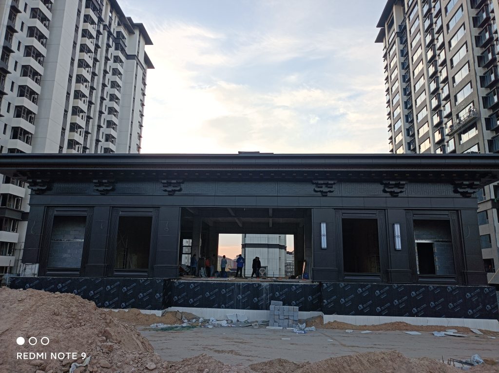 山西合悦云玺府：住宅配套部位的铝板应用 · 入口门头及现场基层状态