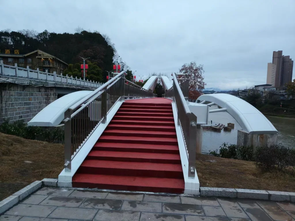湖北来凤县双曲人行桥 · 人行桥另一侧视角