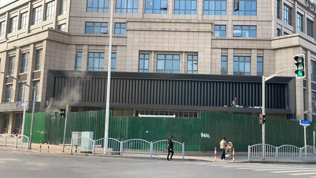 上海宝山区松兰路全季酒店 · 酒店外立面铝板应用