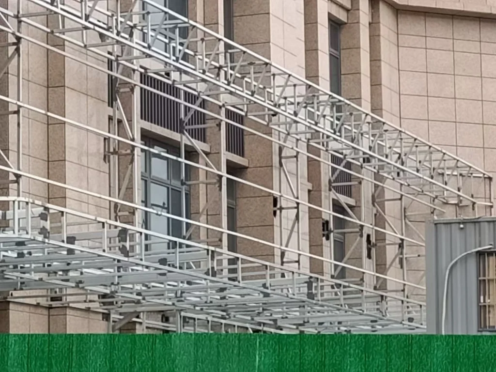 上海宝山区松兰路全季酒店 · 外墙框架与安装条件
