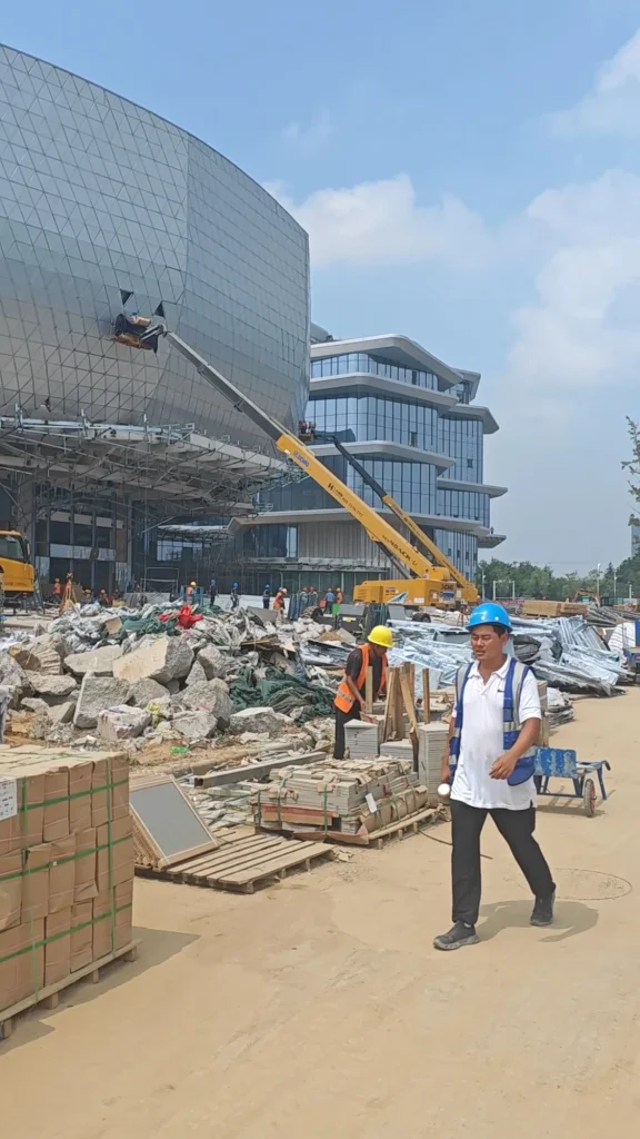 郑州航空港国际交流中心 · 曲面外墙安装现场